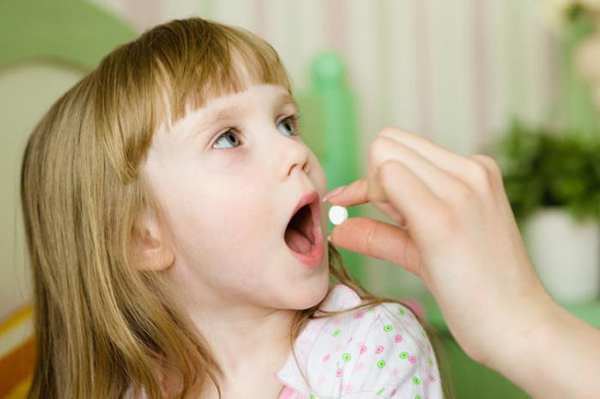 Девочке дают лекарственные препараты Девочке дают лекарственные препараты