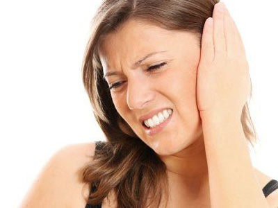 боль в ухе у девушки боль в ухе у девушки