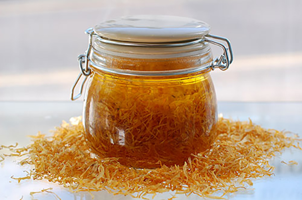 Настой из цветков календулы в баночке Настой из цветков календулы в баночке