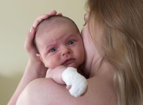 Мама помогает срыгнуть лишнее малышу Мама помогает срыгнуть лишнее малышу