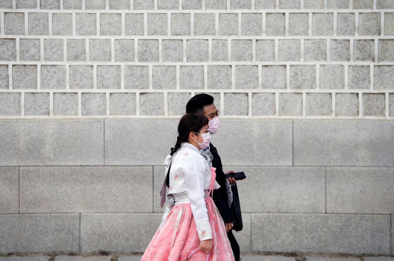 Жители Сеула на улицах города.