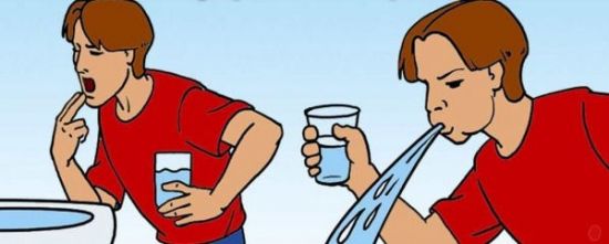 Мужчина вызывает рвоту