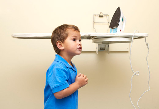 ребенок и утюг