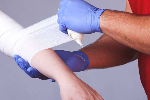 бинтуют ожог на руке