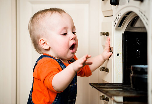 ребенок и газовая плита