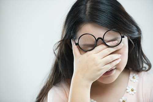 Приступ боли у женщины в области глаза